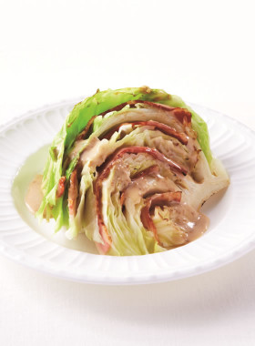 まるごとキャベツとベーコンの焼きサラダ